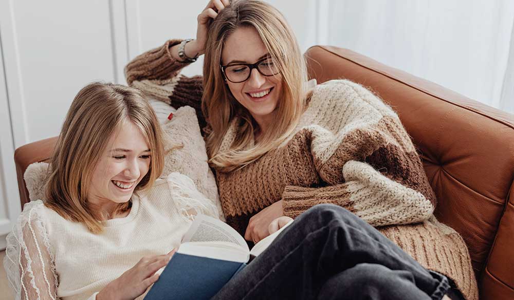 Die Kunst des gemütlichen Lesens: Wie Sie Ihr Sofa zum perfekten Leseplatz machen