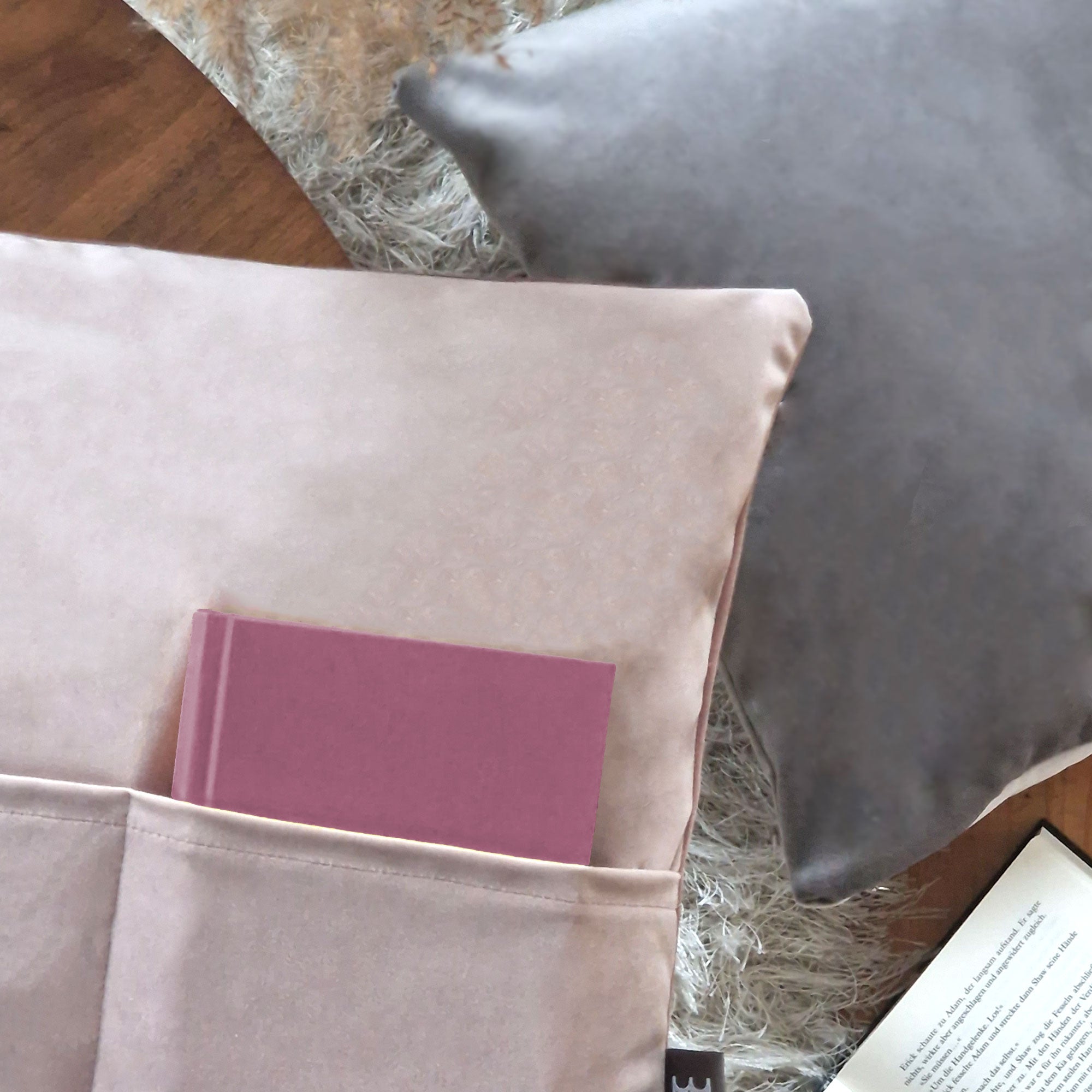 Kissen mit Tasche Cozy Samt in - Grau - Bookiepad, Taschenkissen, Bücherkissen, Lesekissen