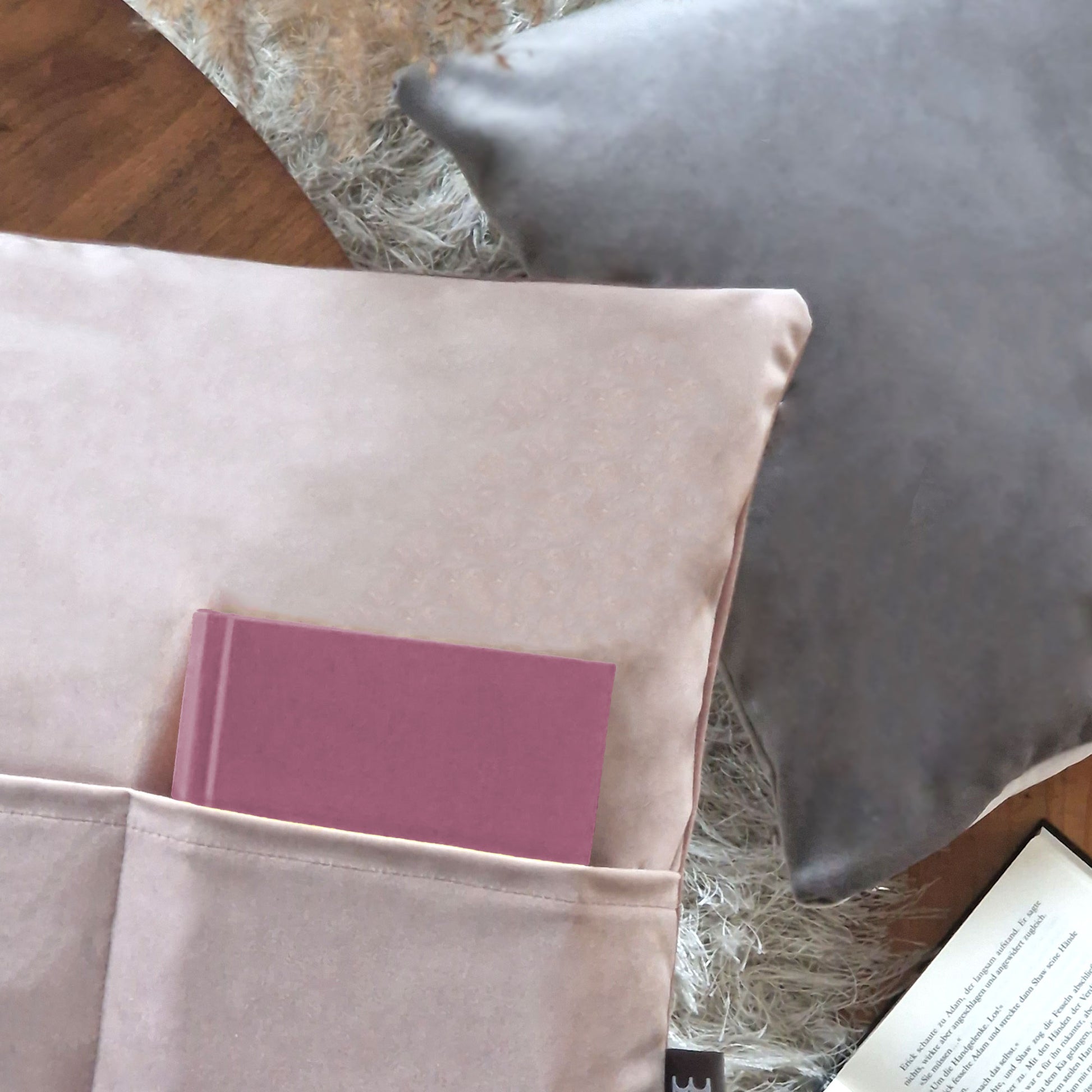 Kissen mit Tasche Cozy Samt in - Rose - Bookiepad, Taschenkissen, Bücherkissen, Lesekissen